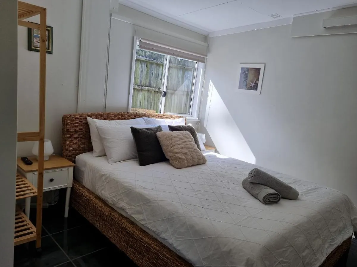 Redcliffe Homestay - Self Contained Room With Bathroom And Kitchenette 0*,